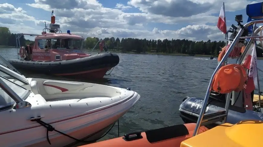 Mazurscy ratownicy w akcji. Pożar łodzi na jeziorze Jagodne