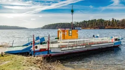 Samochodem przez jezioro. Jedyne takie miejsce na Mazurach
