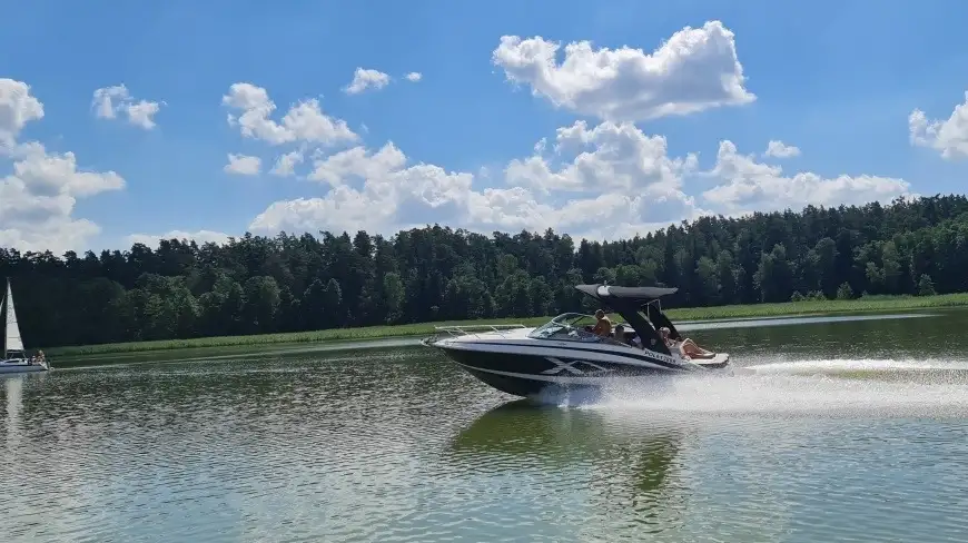 Motorówką po jeziorze Nidzkim! To stanowczo zabronione