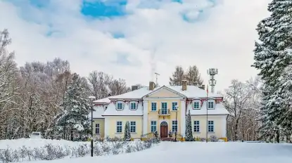 4 piękne dworki na Mazurach, które warto obejrzeć i zanocować