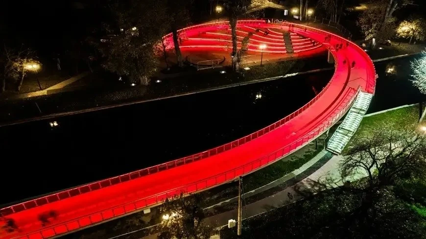 Kładka i amfiteatr w Giżycku zniszczone. Wandal zatrzymany