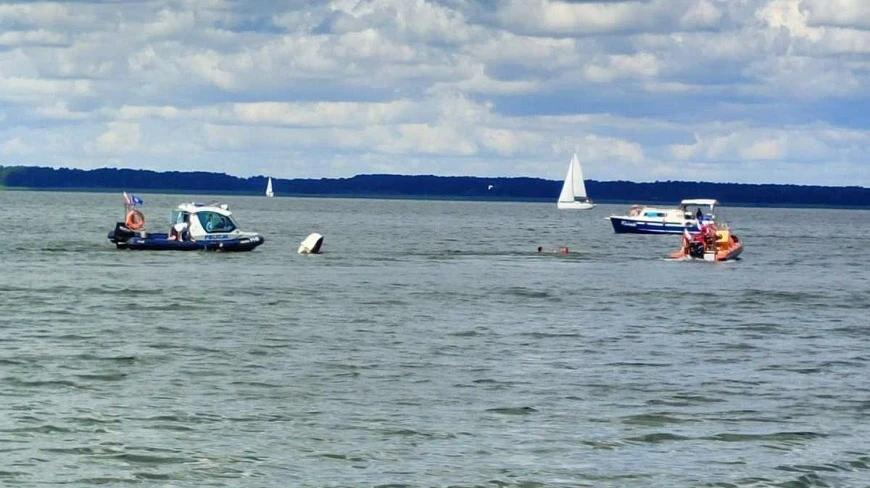 Łódź zatonęła na jeziorze Dargin. Trzy osoby znalazły się pod wodą