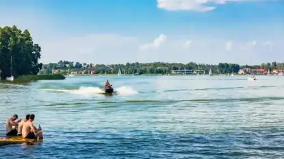 Nietrzeźwi turyści wywołali niebezpieczne zamieszanie na jeziorze Roś