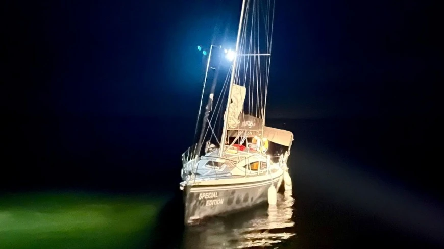 Akcja ratunkowa na jeziorze Dargin. Jacht utknął na głazach