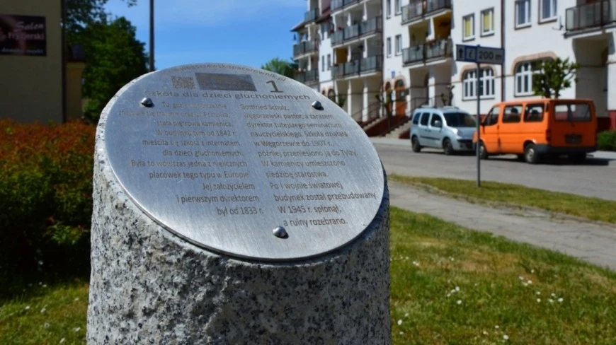 Węgorzewski Spacerownik – kamienne słupki, które pomagają odkryć mazurskie miasto