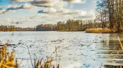 Jezioro Świętajno na Mazurach – raport nie wyjaśnia problemu zanikania wody