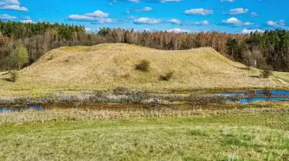 Milczące strażnice Galindii. Tajemnica grodziska w Jeziorku na Mazurach