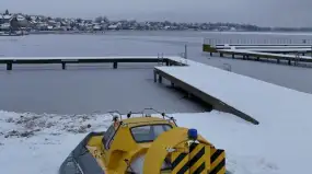 Mazurskie jeziora skute lodem. Ratownicy ostrzegają: „To jeszcze nie czas na spacery”