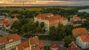 Muzea na Mazurach. Poznaj historię Rynu na zamku, który jest muzeum i hotelem