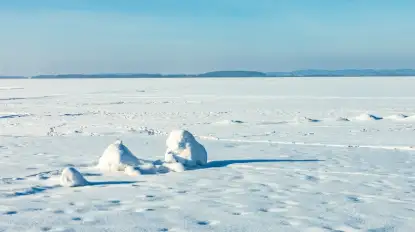 Policja przestrzega przed jazdą samochodami po zamarzniętych jeziorach na Mazurach