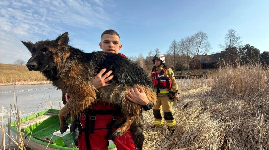 Lód na mazurskich jeziorach coraz cieńszy. Dramatyczna akcja w Zełwągach to kolejne ostrzeżenie