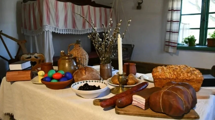 Inscenizacja wielkanocnego stołu na Mazurach.