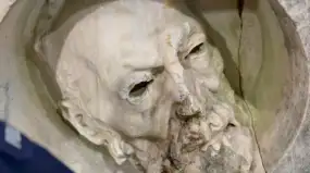 Sensacyjne odkrycie pod Warszawą. „Głowa ogrodnika” wraca na Mazury po ćwierćwieczu