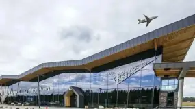 Odrodzenie i innowacja w Szymanach. Rekordowe statystyki mazurskiego lotniska