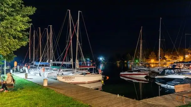 Zdjęcia nocne portu w Wierzbie przy jeziorze Bełdany