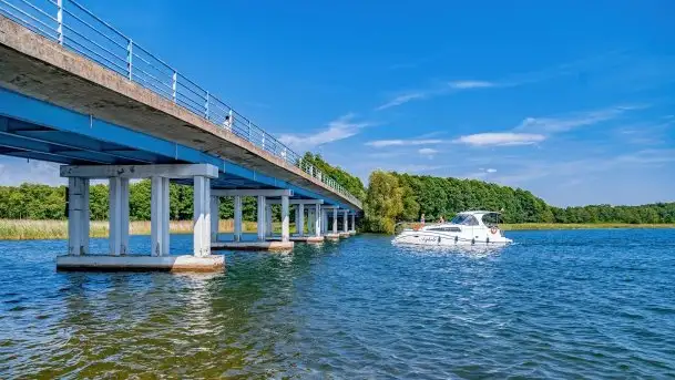 Wąskie żeglarskie gardło na Mazurach, jezioro Kirsajty