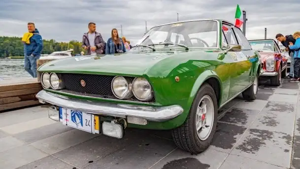 Zlot zabytkowych aut przy restauracji Nóż w wodzie w Mikołajkach - zdjęcie 3