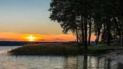 Wrześniowy zachód nad jeziorem Kisajno, widziany ze Strandy