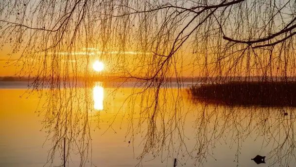 Grudniowy wschód słońca nad jeziorem Niegocin - zdjęcie 4