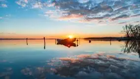 Grudniowy wschód słońca nad jeziorem Niegocin - zdjęcie 2