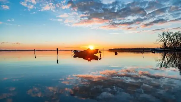 Grudniowy wschód słońca nad jeziorem Niegocin - zdjęcie 2