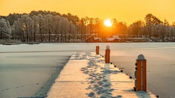 Zimowy wschód i południe w Strandzie nad jeziorem Kisajno