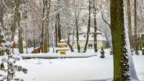 Księżycowy Dworek i jezioro Siercze w okowach zimy - zdjęcie 1