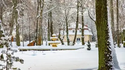 Księżycowy Dworek i jezioro Siercze w okowach zimy