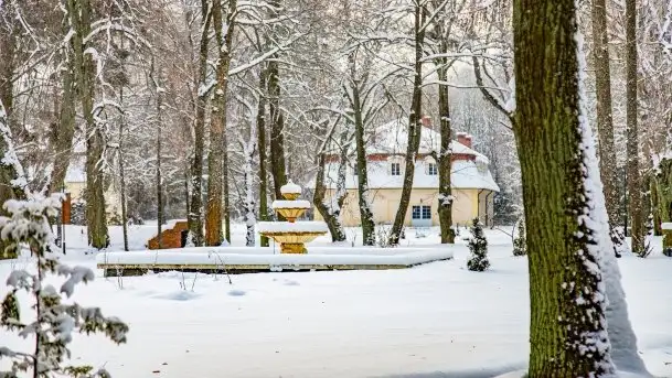 Księżycowy Dworek i jezioro Siercze w okowach zimy