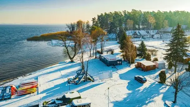 Zimowa wersja AZS Wilkasy nad jeziorem Niegocin, styczeń 2022 r.