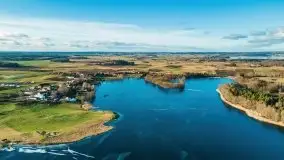 Zimowa sceneria nad plażą przy jeziorze Szóstak - zdjęcie 5