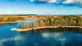 Zimowa sceneria nad plażą przy jeziorze Szóstak - zdjęcie 9