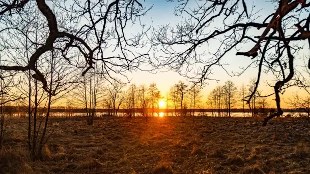 Zachód słońca nad jeziorem Kirsajty, marzec 2022 r.