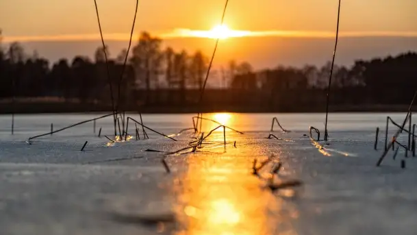 Zachód słońca nad jeziorem Tajty w Wilkasy Zalesie
