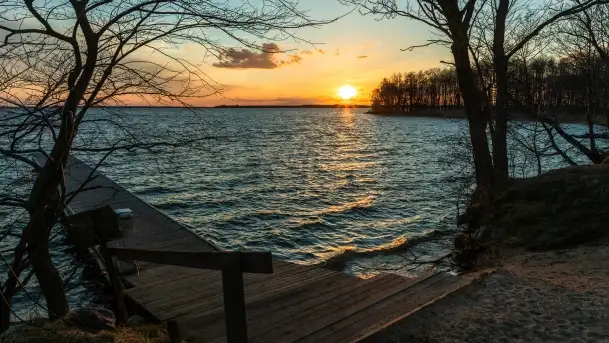 Zachód słońca nad jeziorem Dargin, przystań u Mielnika
