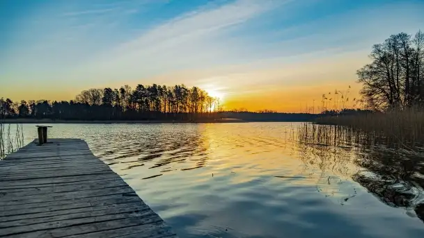 Wschód słońca przy wyspie Wydmińskiej, kwiecień 2022 r.