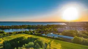 Złote, rzepakowe mazurskie pola z jeziorami w tle - zdjęcie 20