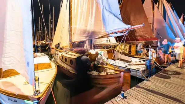 Nocne zdjęcia z XXIII zlotu klubu Jacht Oldtimet, Stranda, sierpień 2022