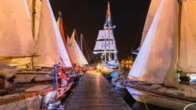 Nocne zdjęcia z XXIII zlotu klubu Jacht Oldtimet, Stranda, sierpień 2022 - zdjęcie 34