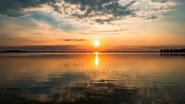 Zachód słońca nad jeziorem Dobskim w Fuledzie, czerwiec 2022