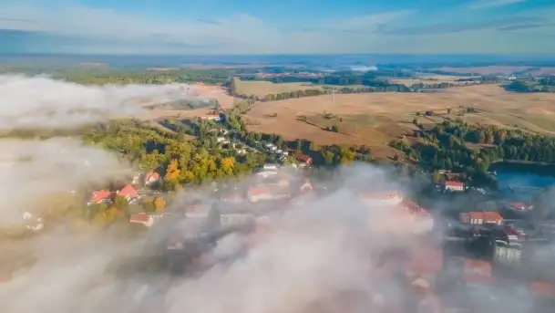 Poranek w Bocianim Gnieździe i te... mgły nad jeziorem Ryńskim