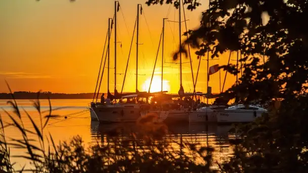 Sierpniowy zachód słońca nad jeziorem Dargin