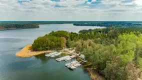 Jezioro Bełdany i miejscowość Kamień z drona, wiosna 2020 - zdjęcie 1