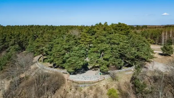 Cmentarz wojenny Jagerhohe i jezioro Święcajty na początku wiosny, 2022 - zdjęcie 1