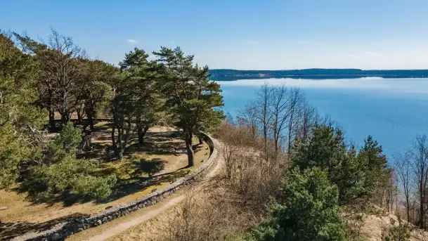 Cmentarz wojenny Jagerhohe i jezioro Święcajty na początku wiosny, 2022 - zdjęcie 4