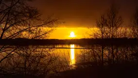 Grudniowy zachód słońca nad jeziorem Łabap - zdjęcie 4