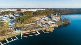 Zimowe Mrągowo, nad jeziorem Czos, okolice amfiteatru z drona - zdjęcie 28