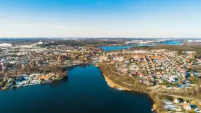 Zimowe Mrągowo, nad jeziorem Czos, okolice amfiteatru z drona - zdjęcie 16