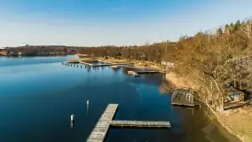 Zimowe Mrągowo, nad jeziorem Czos, okolice amfiteatru z drona - zdjęcie 37