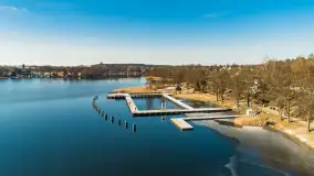 Zimowe Mrągowo, nad jeziorem Czos, okolice amfiteatru z drona - zdjęcie 12